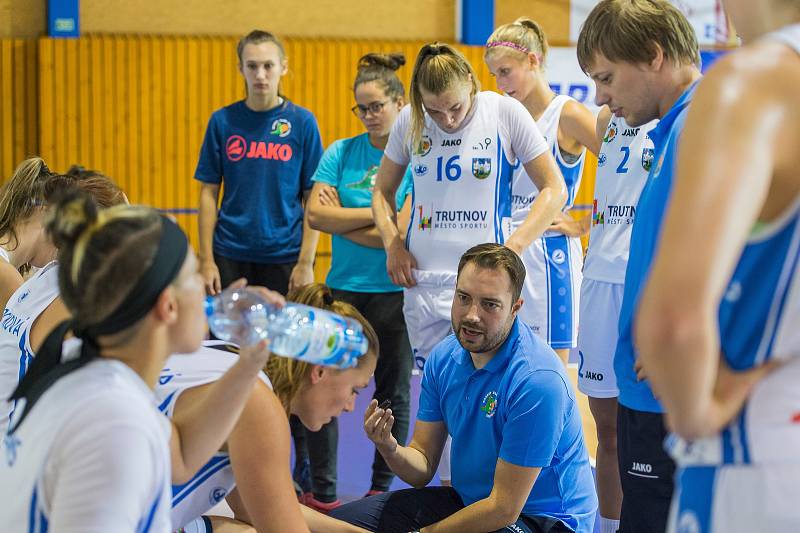 Z duelu Trutnov - Nymburk při basketbalovém turnaji O pohár města Trutnova.