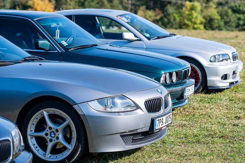 Setkání vozů BMW v areálu hospitálu Kuks.