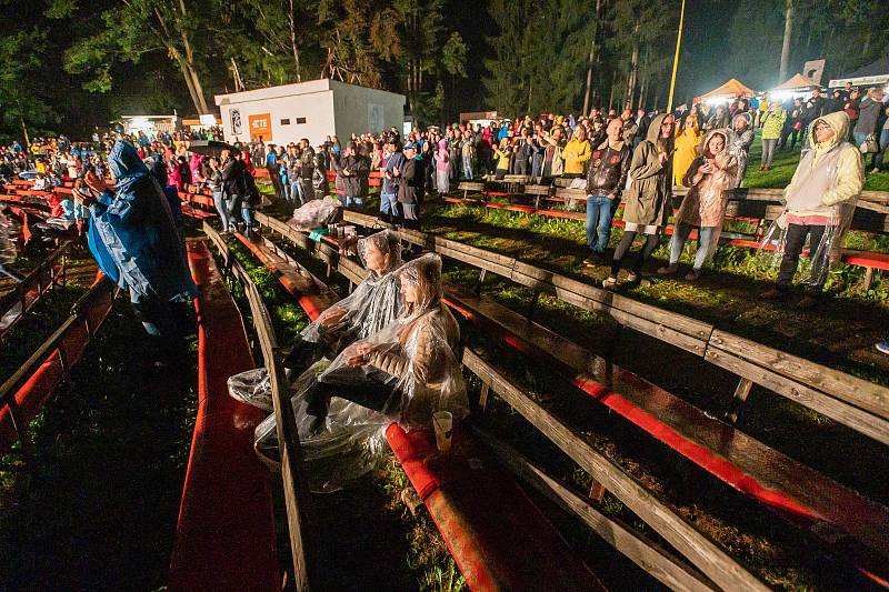 Koncert kapely Chinaski v Trutnově na Bojišti.