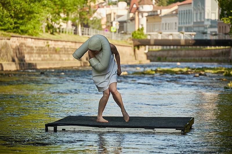 Vystoupení Elišky Brtnické Fish Eye na řece Úpě při festivalu Cirk-UFF v Trutnově.