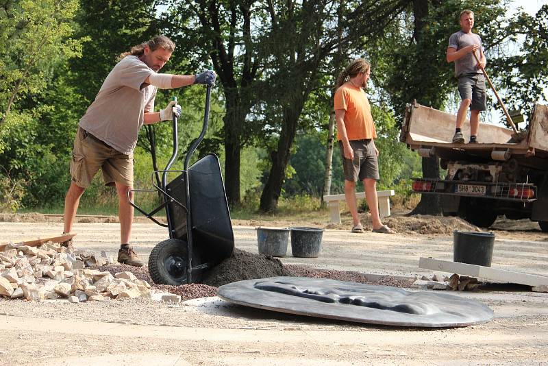 Na Růžovém paloučku dokončují 12metrový labyrint, který odkazuje na odchod Jana Amose Komenského.