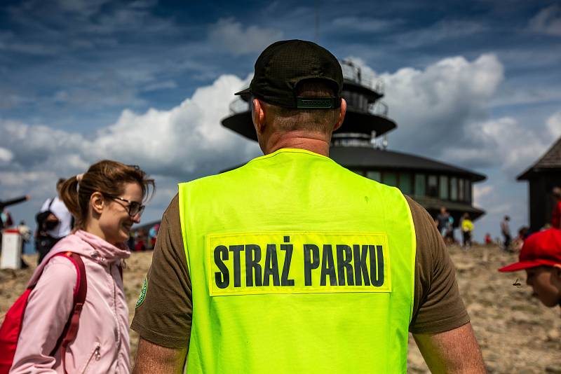 S vysokou návštěvností nejvyšší hory České republiky se pojí i problémy. Stovky turistů porušují zákaz vstupu a piknikují hned za cedulemi se zákazem.