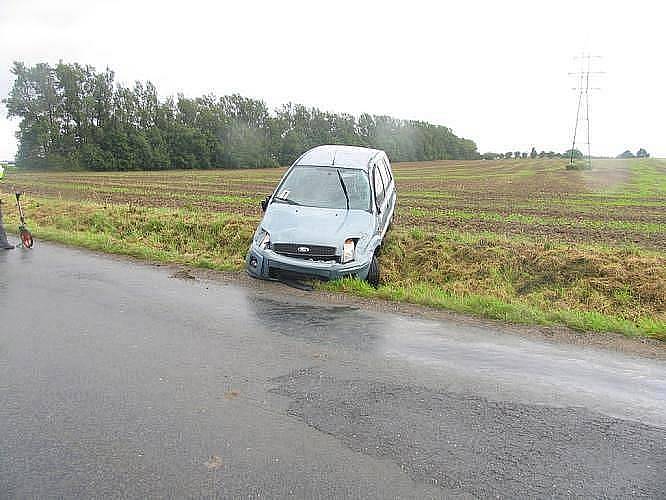 Mimo komunikaci havarovala řidička se svým fordem nedaleko Starého Města. Žena zřejmě dostala s autem na mokré vozovce smyk a skončila mimo silnici. Výsledek dechové zkoušky byl negativní. Zraněnou ženu převezli lékaři do nemocnice.