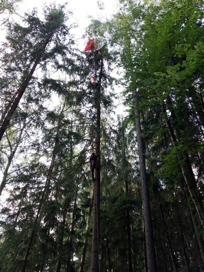Paraglidista zůstal viset na stromě, dolů mu pomohli hasiči.