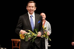 Václav Havel bude mít pamětní desku v Trutnově na fasádě kina Vesmír.