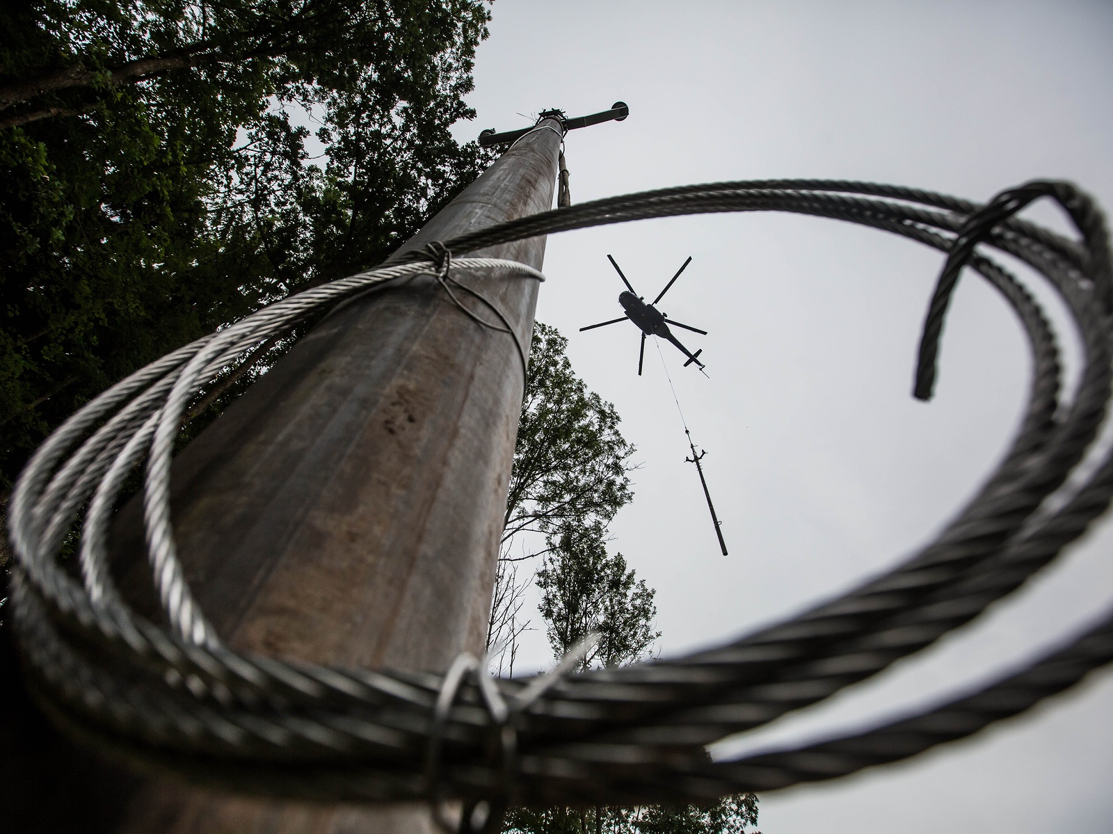 Vrtulník se sloupy v podvěsu rozčeřil klidné léto v Krkonoších - Krkonošský  deník