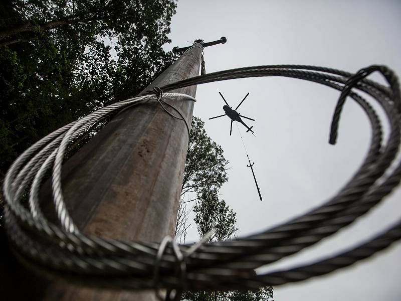 V Černém Dole na Trutnovsku byly usazeny nové stožáry elektrického vedení. Kvůli nepřístupnému terénu pro jeřáb musel stožáry usadit speciální vrtulník.