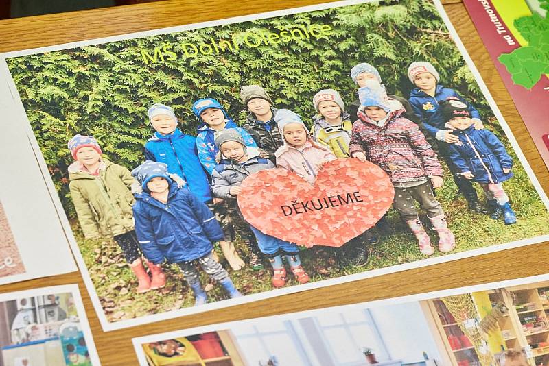 Do akce na podporu zdravotníků z covidového oddělení trutnovské nemocnice se zapojilo třináct mateřských škol. Předškoláci vyrobili tři stovky dárků, vzkazů nebo obrázků. Pořadatelé z MAS Království – Jestřebí hory je předali zdravotníkům.