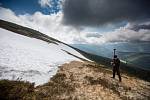 Strážci KRNAPu měřili výšku sněhové pokrývky na úbočí Studniční hory zvaném Mapa republiky. Novinkou se stalo měření pomocí dronu.