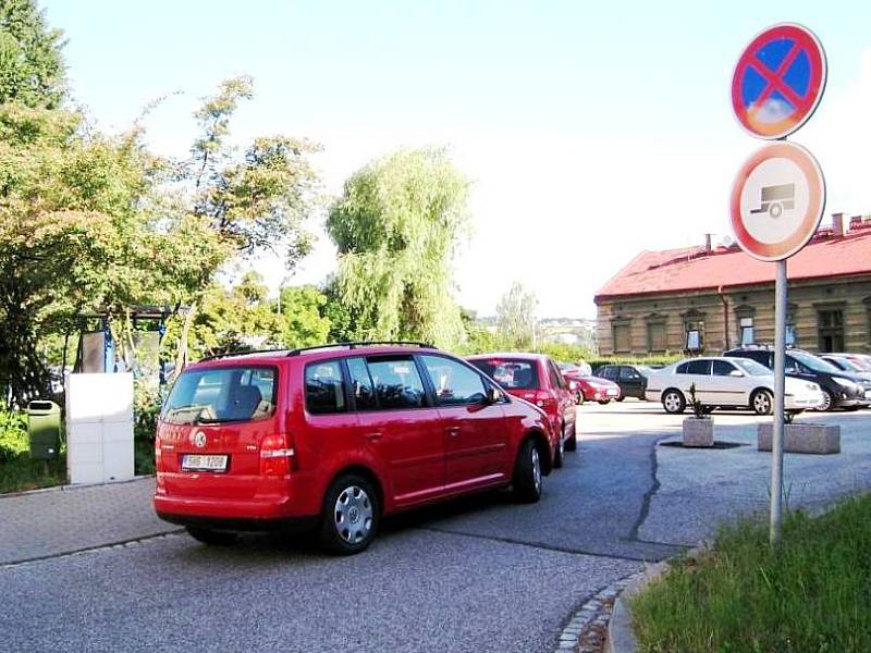 PARKOVIŠTĚ u nemocnice je problémovým místem. Vjezd je jinde než výjezd.