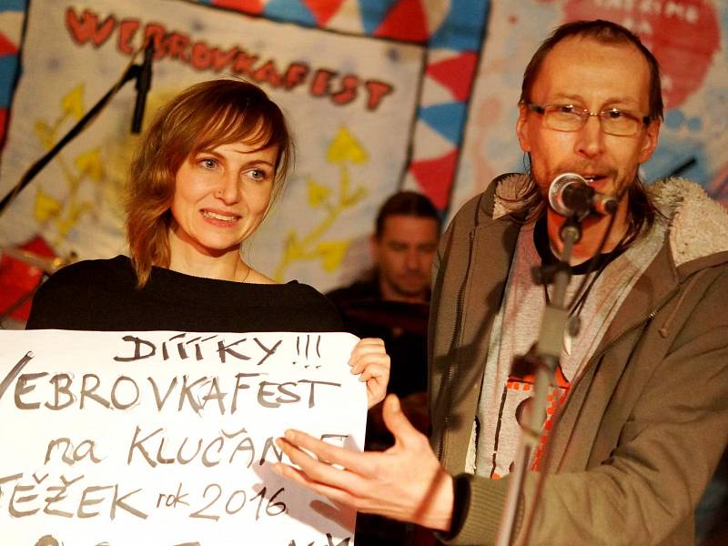 Klučanka v Dědově je dějištěm Webrovkafestu. Na snímku duchovní otec a dramaturg festivalu Vojtěch Lábus se svou asistentkou Kateřinou Hejnovou.
