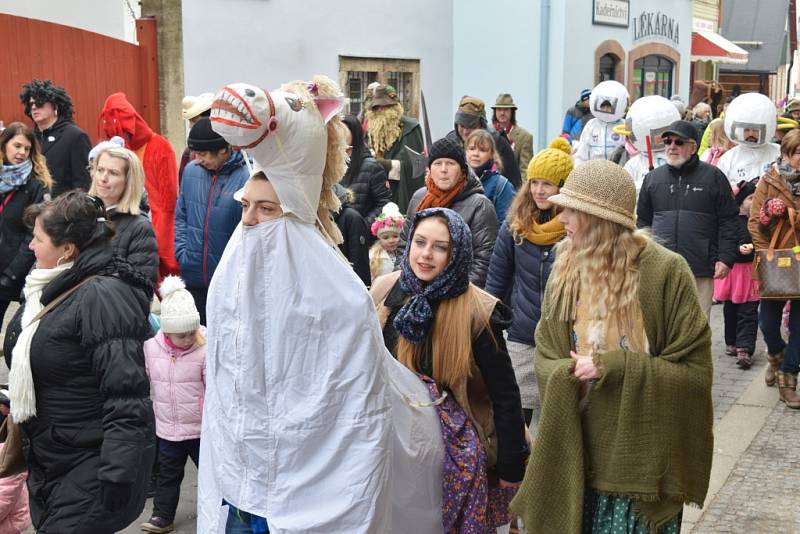 Přehlídkou zajímavých a neobvyklých masek byl masopust v Hostinném. 