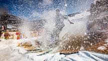 Lyžování ve skiresortu v Peci pod Sněžkou.