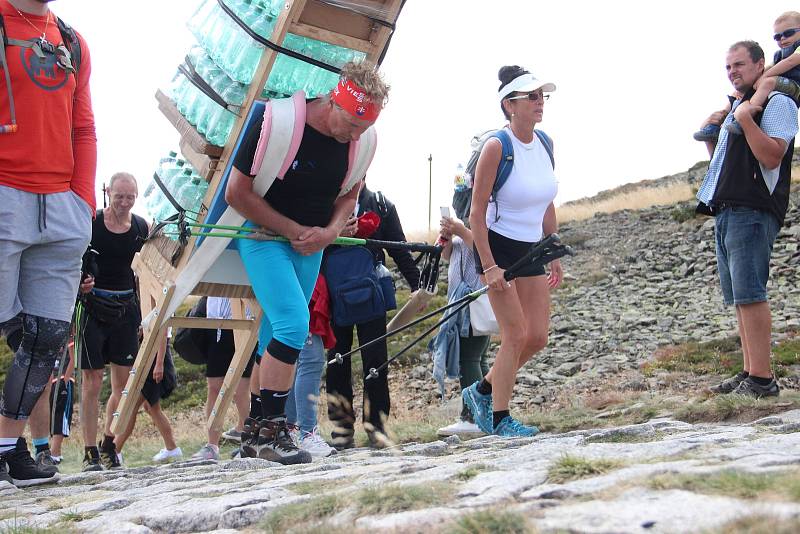 Slovenský horský nosič Vladimír Hižnay donesl na nejvyšší tuzemskou horu rekordních 165,5 kilogramu. Extrémní vynáška nákladu, kterou překonal dosavadní historické maximum, mu přitom trvala pouhé 2 hodiny a 29 minut.