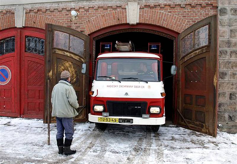 Předání zásahového auta dobrovolným hasičům z Vítězné - auto zajíždí do garáže ve Vítězné