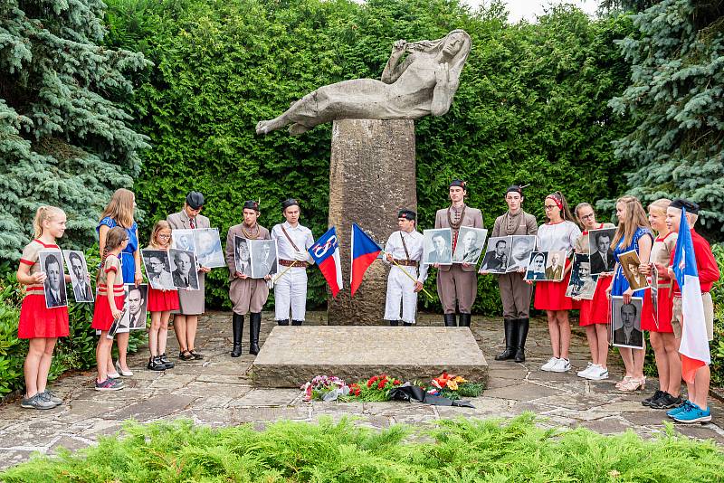 Odhalení kamenů zmizelých veliteli sokolské odbojové skupiny S 21 B Josefu Schejbalovi a jeho spolupracovníkovi Stanislavu Prouzovi v Malých Svatoňovicích.