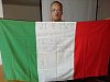 Italský prapor s datem 21.8.1968, nápisem Nechť je tato vlajka naším darem symbolizujícím italsko-československé přátelství a třiceti podpisy.