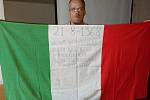 Italský prapor s datem 21.8.1968, nápisem Nechť je tato vlajka naším darem symbolizujícím italsko-československé přátelství a třiceti podpisy.