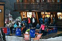 V Peci pod Sněžkou se 31. prosince 2022 lyžovalo i přes vysoké teploty a oblevu.