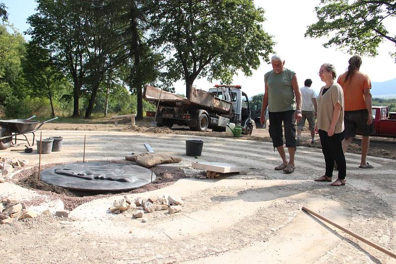 Na Růžovém paloučku dokončují 12metrový labyrint, který odkazuje na odchod Jana Amose Komenského.