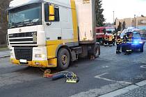 Cyklista po nehodě ležel pod kamionem