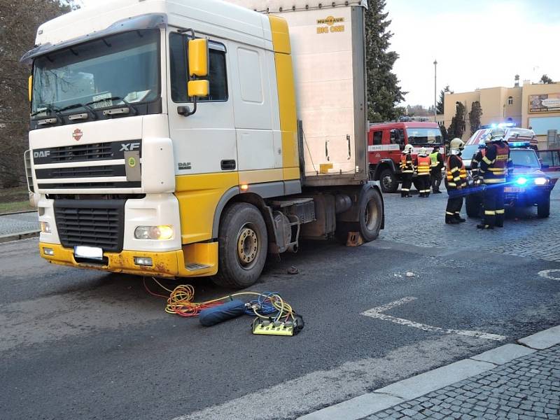 Cyklista po nehodě ležel pod kamionem