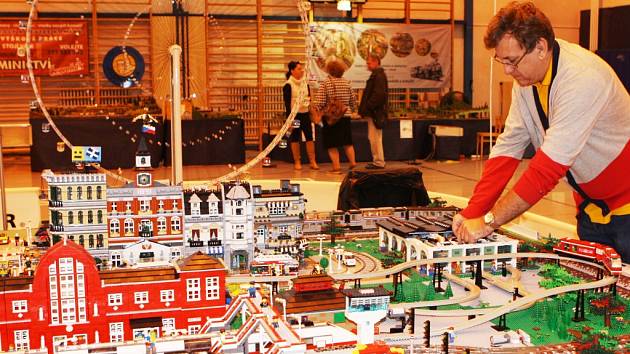 KOLEJIŠTĚ LEGO letos dominuje trutnovské modelářské  výstavě. 