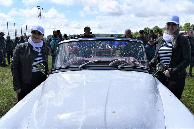 Studenecký patriot Zdeněk Máslo vlastní nejstarší místní automobil, Tatru 57 z roku 1935. Pochlubil se jím při soutěži Studenecké míle. Vnučkám svěřil felicii z roku 1961.