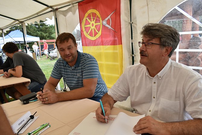 Roman Reil (vpravo) při podepisování knihy o Choustníkově Hradišti.