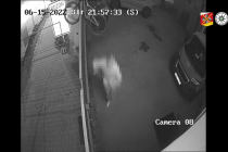 Zloději se v Trutnově nedařilo. Takhle ho kamera zachytila při krádeži elektrokola.