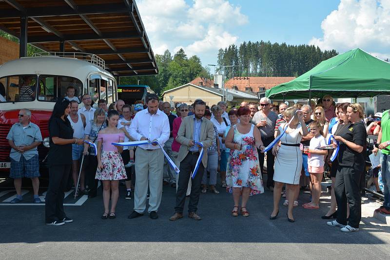 Slavnostní otevření autobusového nádraží v Hostinném.