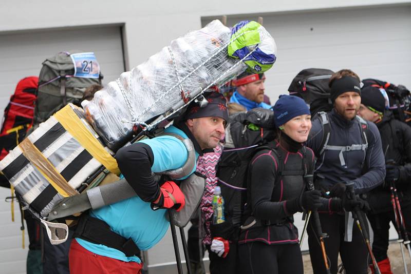 Čtyřiatřicet účastníků absolvovalo Sněžka Sherpa Cup, při kterém vynosili zásoby na Českou Poštovnu na nejvyšší českou horu. Muži táhli třicet kilo, ženy o polovinu méně. 