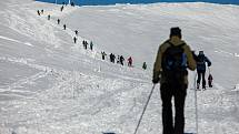 Slunečný víkend přilákal na hřebeny Krkonoš tisíce turistů, do terénu vyrazila řada skialpinistů.