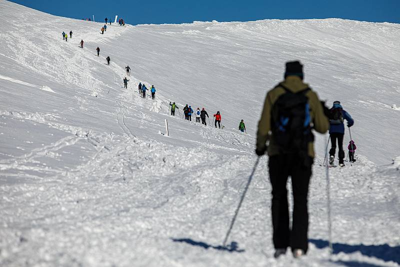 Slunečný víkend přilákal na hřebeny Krkonoš tisíce turistů, do terénu vyrazila řada skialpinistů.