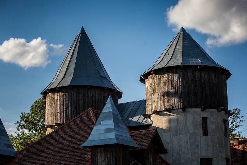 Nejpozoruhodnějším místem je středověký hrad v Černé Vodě u Žacléře, který si tam postavil Martin Zeman. Jeho hrad není veřejně přístupný, nicméně občas tam nějaké návštěvy zabrousí. Pumu, lva, lvice a nově i tygra chová soukromý majitel.