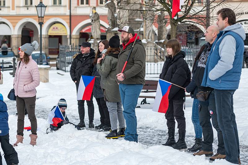 Demonstrace odpůrců protipandemických opatření v Trutnově na Krakonošově náměstí v neděli 23. ledna.