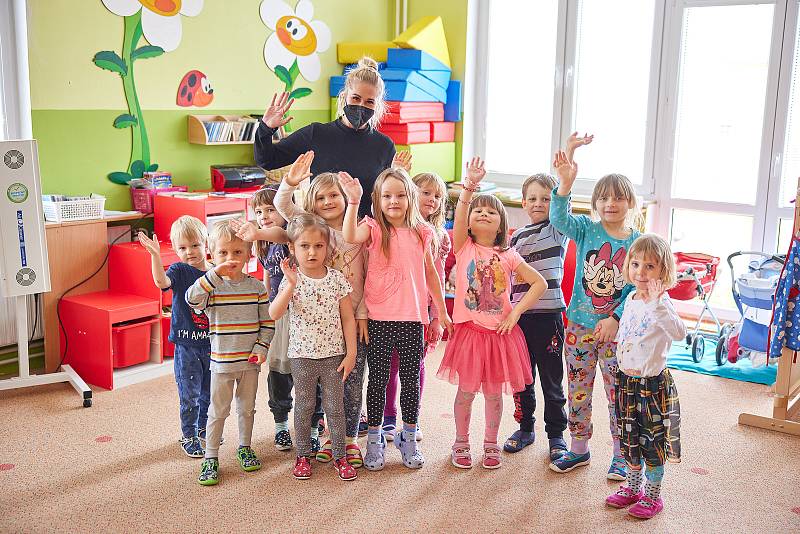 V Trutnově se v pondělí 26. dubna kompletně otevřely mateřské školy, děti zamířily i do MŠ Komenského.