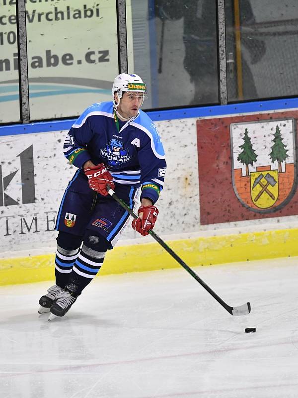 Vrchlabský obránce Tomáš Linhart je od české hokejové legendy mladší o 12 let a jediný den.