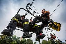 Hasiči z HZS Trutnov trénovali záchranu a evakuaci z lanovky v Mladých Bukách.