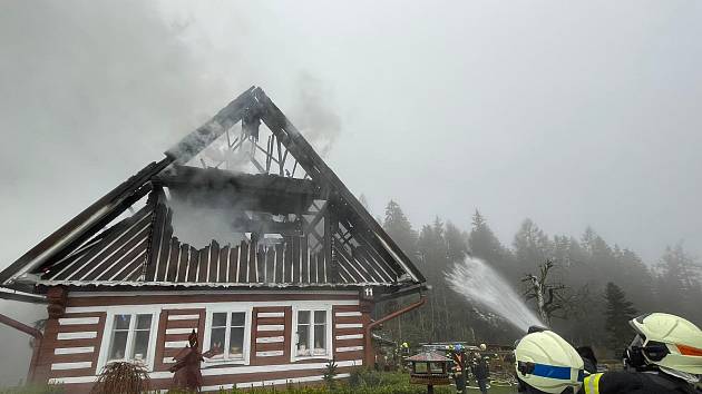 V Novém Záboří (část obce Vítězná) na Trutnovsku hořela ve čtvrtek 30. března chalupa.