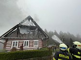 V Novém Záboří (část obce Vítězná) na Trutnovsku hořela ve čtvrtek 30. března chalupa.