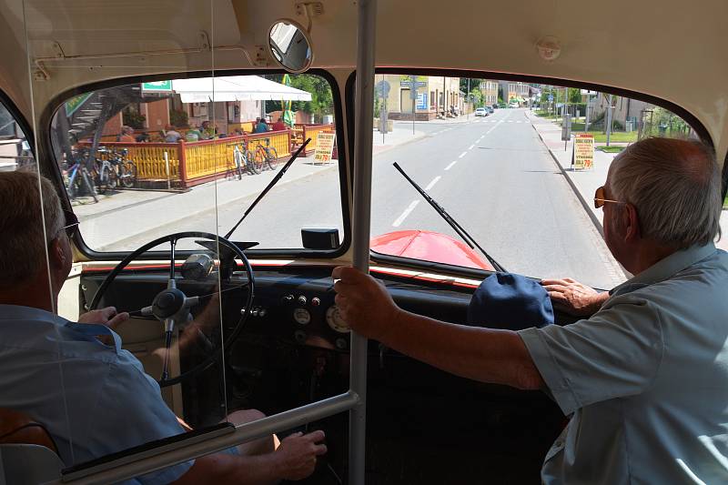 Slavnostní otevření autobusového nádraží v Hostinném.