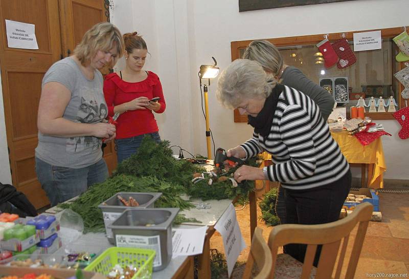 Vánoční jarmark v Krkonošském muzeu Správy KRNAP v prostředí augustiniánského kláštera ve Vrchlabí.