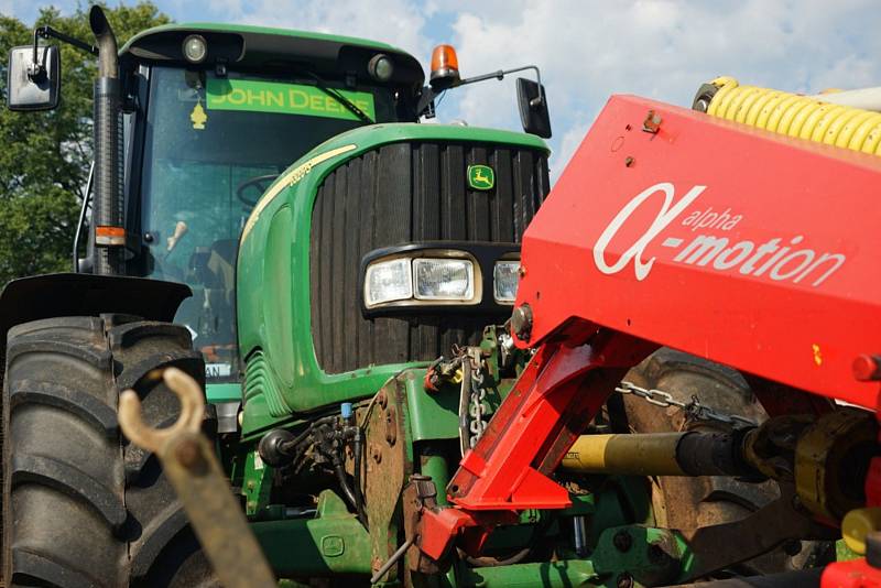 Farmáři z Voletin na okraji Trutnova ukázali dětem současné zemědělství.