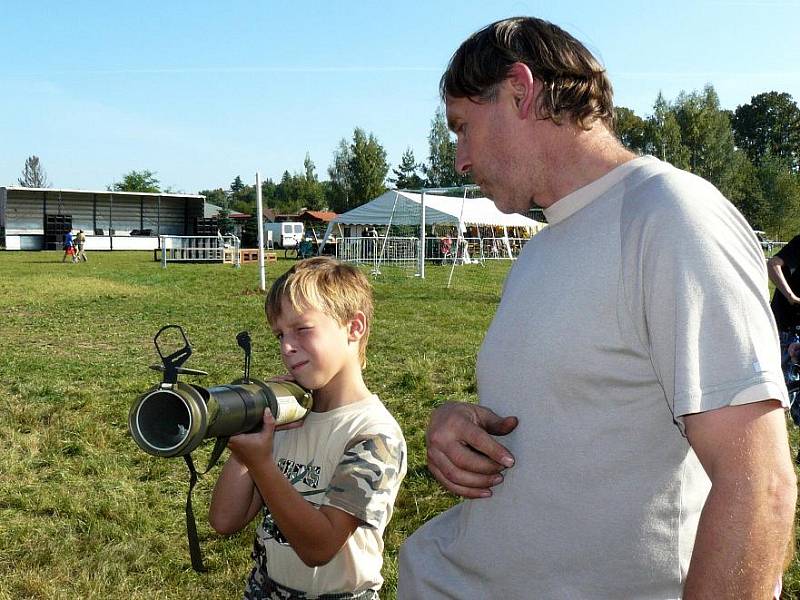 Pátek s armádou na jilemnickém hřišti u nemocnice