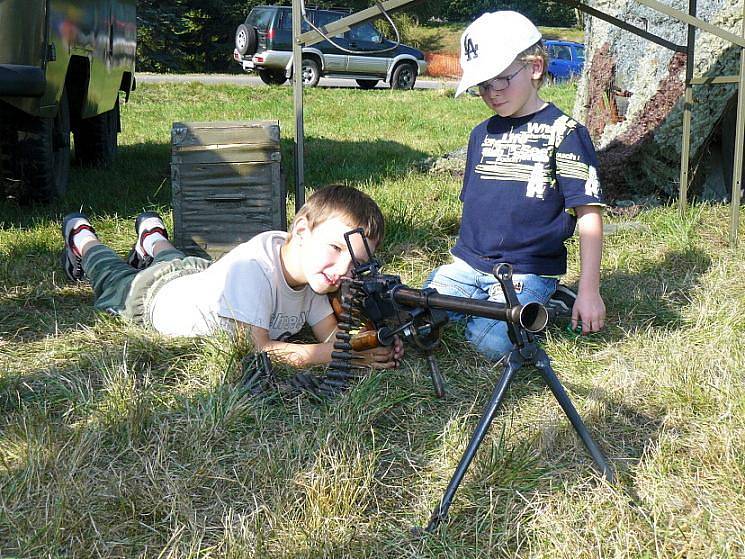 Pátek s armádou na jilemnickém hřišti u nemocnice