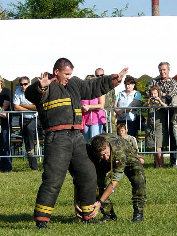 Pátek s armádou na jilemnickém hřišti u nemocnice