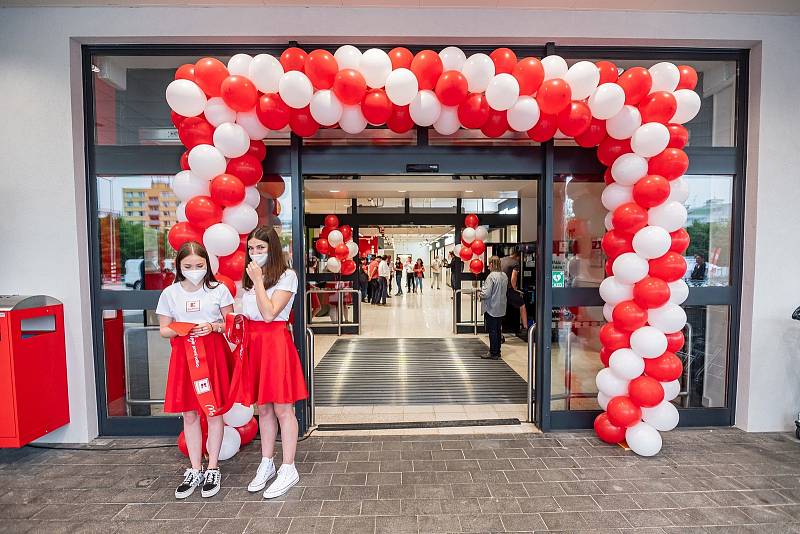 Trutnovská prodejna obchodního řetězce Kaufland přivítala ve středu 14. července první zákazníky při otevření po rekonstrukci.