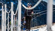 Horští nosiči při zimní verzi závodu Sněžka Sherpa Cup vynesli zásoby vod a kofol od lanovky z Pece na Sněžku na Českou Poštovnu.