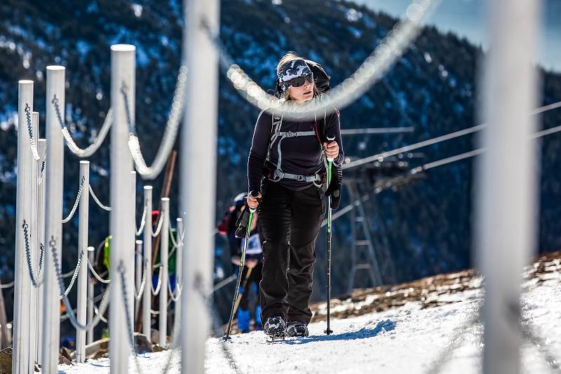 Horští nosiči při zimní verzi závodu Sněžka Sherpa Cup vynesli zásoby vod a kofol od lanovky z Pece na Sněžku na Českou Poštovnu.